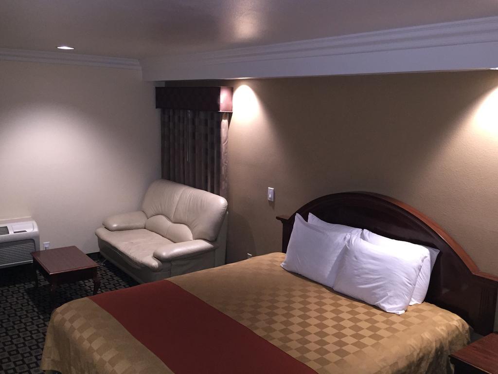 Ontario Inn & Suites Монклер Номер фото
