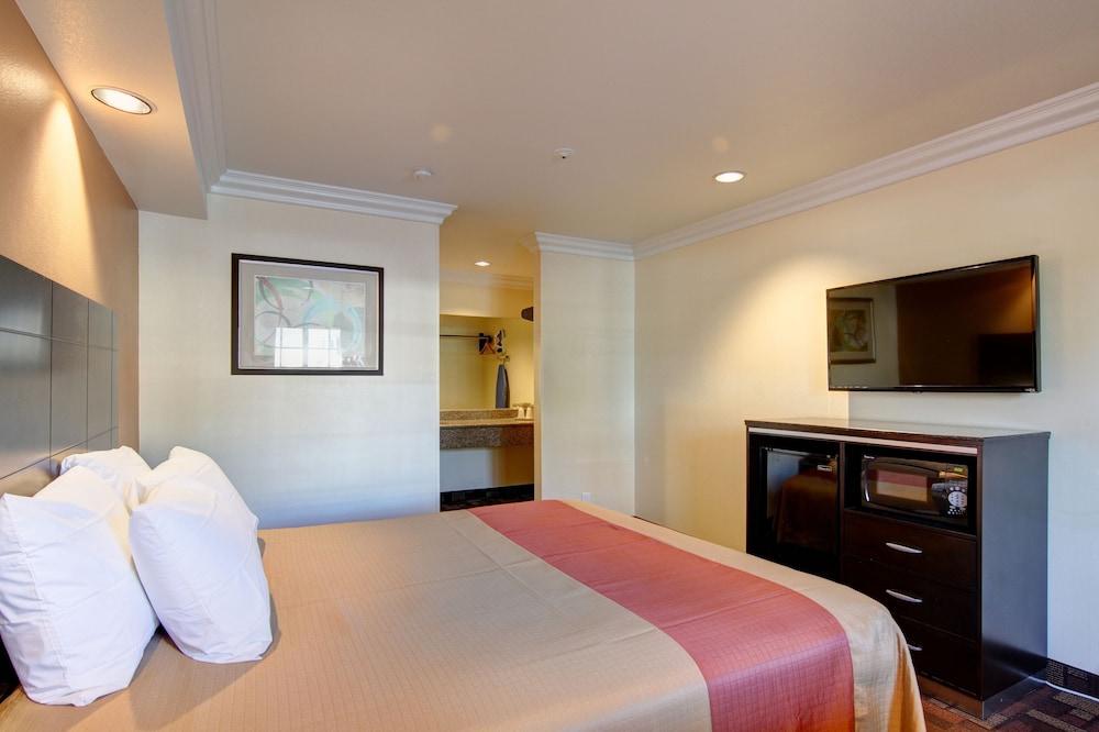 Ontario Inn & Suites Монклер Экстерьер фото